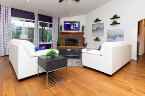 Living area - Group Getaway with Hot Tub, Fire Pit & 3 King Beds Near LEGOLAND (Vista)