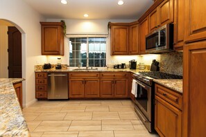 Microwave, oven, stovetop, dishwasher - Group Getaway with Hot Tub, Fire Pit & 3 King Beds Near LEGOLAND (Vista)