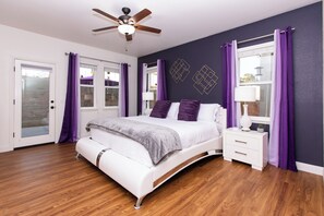 Room - Group Getaway with Hot Tub, Fire Pit & 3 King Beds Near LEGOLAND (Vista)