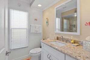Shower, hair dryer, towels, soap - A one of a kind oasis, 7 miles from beautiful Annamarie Island IMG academy (Bradenton)
