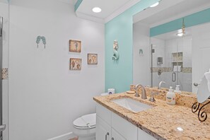 Shower, hair dryer, towels, soap - A one of a kind oasis, 7 miles from beautiful Annamarie Island IMG academy (Bradenton)