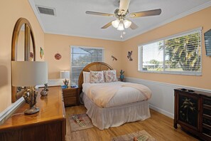 3 bedrooms, iron/ironing board, free WiFi, bed sheets - A one of a kind oasis, 7 miles from beautiful Annamarie Island IMG academy (Bradenton)