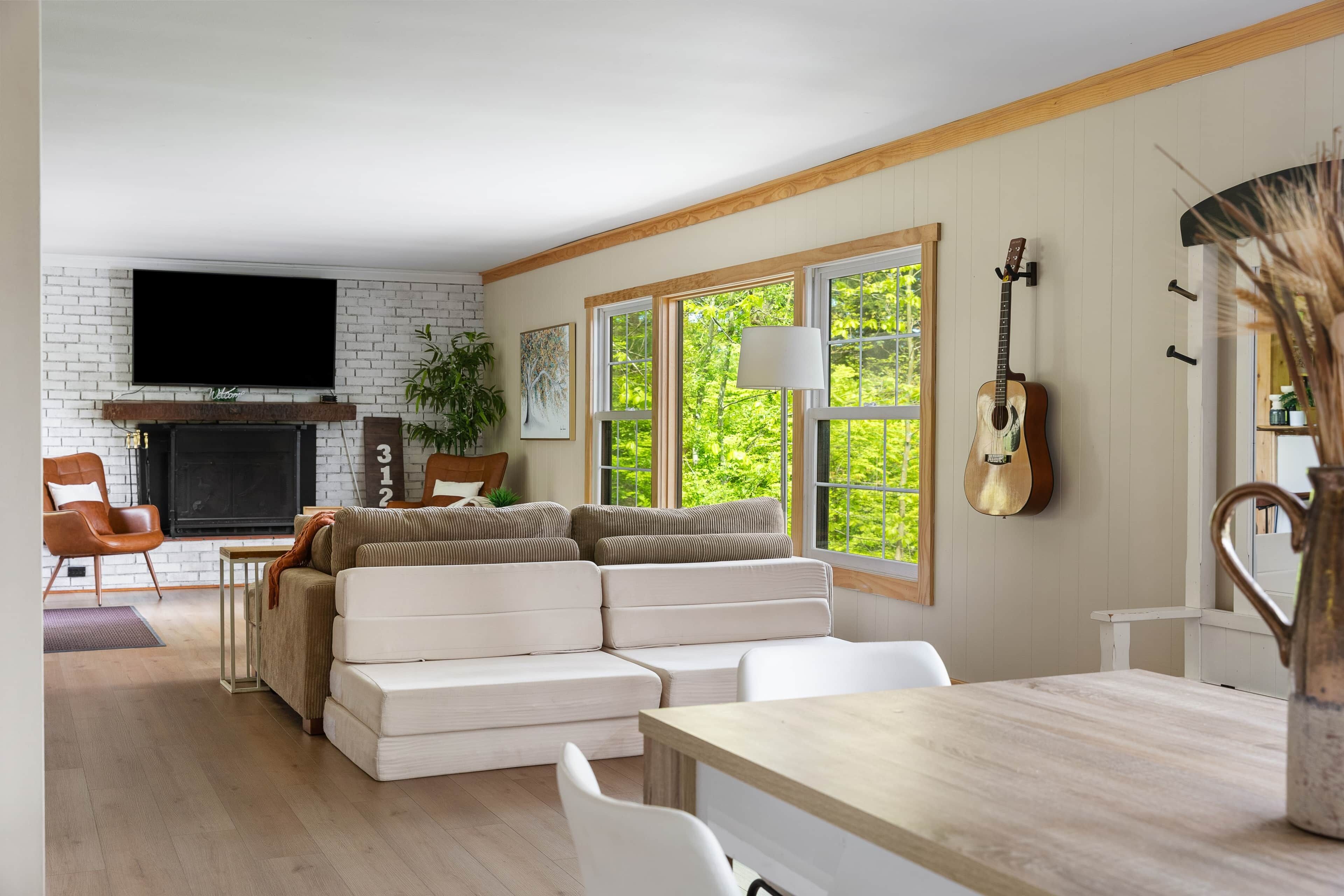 TV, fireplace