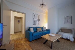 TV - Thea Luxury Rooms Apartment in the Center with Private Terrace, Wi-Fi & Air Conditioning (Athina)