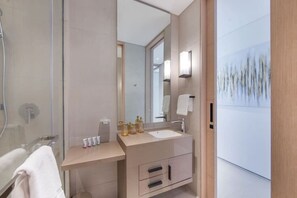 Hair dryer - Exceptional high floor 3bed apartment by Suiteable (Dubai)