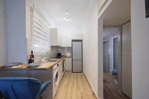 Fridge, oven, stovetop, coffee/tea maker - Cozy Studio with View in Athens – Private Terrace, Wi-Fi & Air Conditioning (Athina)