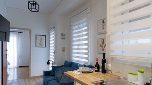 Een moderne keuken met een houten aanrecht, een spoelbak en een zithoek met een blauwe bank.
