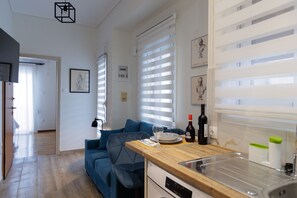 Fridge, oven, stovetop, coffee/tea maker - Cozy Studio with View in Athens – Private Terrace, Wi-Fi & Air Conditioning (Athina)