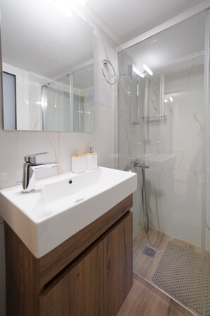 Shower, hair dryer, towels - Cozy Studio with View in Athens – Private Terrace, Wi-Fi & Air Conditioning (Athina)