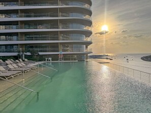 Pool - Beachfront Bliss 2Bedroom in Grand Bleu (Emaar Beachfront)