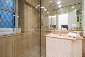 Shower, hair dryer, bidet, towels - Ninfa Maison Rome | Piazza Navona - Coronari (Roma)