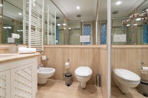 Doccia, asciugacapelli, bidet, asciugamani