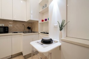Frigorifero, microonde, forno, piano cottura