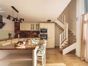 Kühlschrank, Geschirrspüler, Kochgeschirr/Geschirr/Besteck