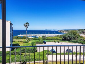 A balcony with a view of a marina and the sea. - Le Grand Large by Interhome (Six Fours La Coudoulière)