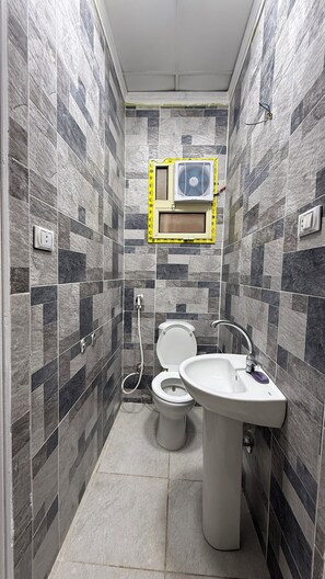 A bathroom with a toilet, sink, and shower enclosure. - La Bella Casa hostel (Cairo)