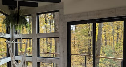 Cabin Diamond – Cozy Tiny Forest Retreat