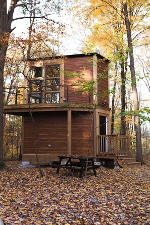 Exterior - Cabin Diamond – Cozy Tiny Forest Retreat (Saint Anns)