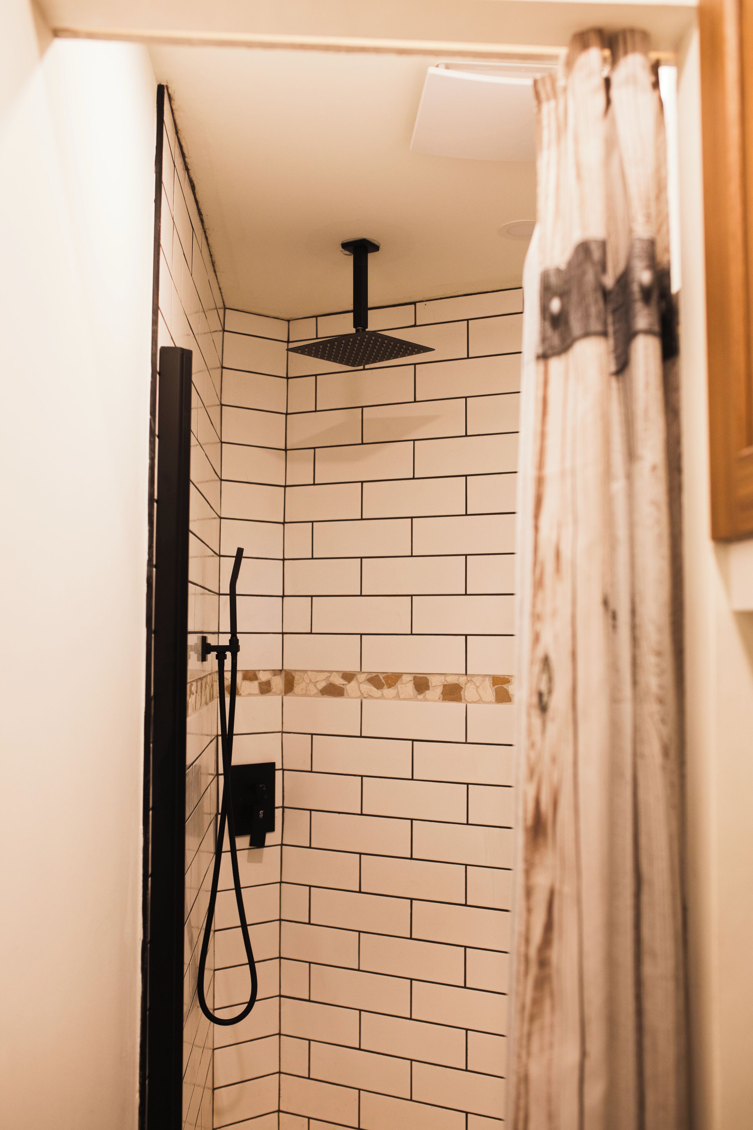 Douche, séchoir à cheveux, serviettes fournies, savon