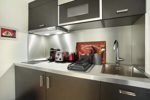 Fridge, microwave, coffee/tea maker, electric kettle - Charming Studio With AC Beaubourg Le Marais (Paris)