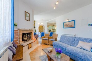 TV - Three Bedroom Holiday Home (Postira)