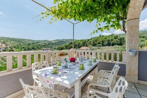 Outdoor dining - Three Bedroom Holiday Home (Postira)