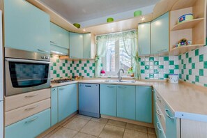 Microwave, oven, stovetop, dishwasher - Three Bedroom Holiday Home (Postira)