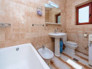 Bathroom - Five-Bedroom Holiday Home, Pool, Barbecue (Zaton)