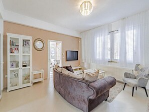 TV - Villa One Step to Beach with Indoor Pool (Kuciste)