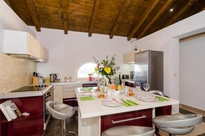 Fridge, microwave, oven, stovetop - Four Bedroom Villa With Pool (Mlini)