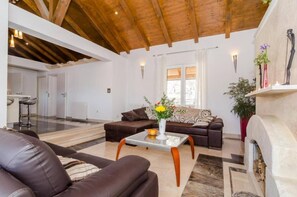 TV - Four Bedroom Villa With Pool (Mlini)