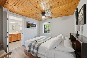 3 bedrooms, iron/ironing board, travel cot, WiFi - Peaceful Nest: Hot Tub, Fireplace, Fire Pit & MORE (Sevierville)