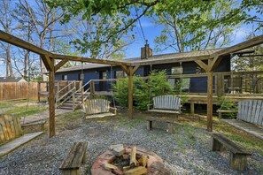 Terrace/patio - Peaceful Nest: Hot Tub, Fireplace, Fire Pit & MORE (Sevierville)