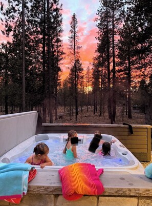 Outdoor spa tub - Caldera Clubhouse - Award winning, custom, family-friendly Sunriver retreat (Bend)