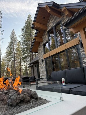 Property grounds - Caldera Clubhouse - Award winning, custom, family-friendly Sunriver retreat (Bend)