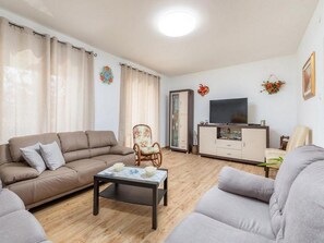 TV, table football - Family Frendly Holiday Home with Pool (Fažana)
