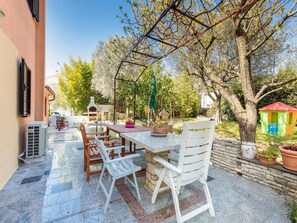 Outdoor dining - Family Frendly Holiday Home with Pool (Fažana)