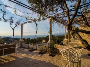 Terrace/patio - Mediterranean Villa With Pool (Splitska)