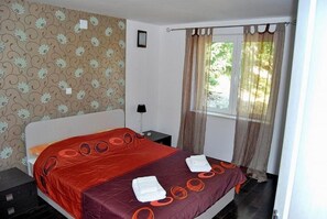 5 bedrooms, WiFi, bed sheets - Five Bedroom Holiday Home with Pool (Orasac)
