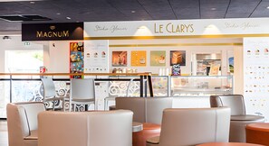 Dining - Family Getaway at 5-Star Campsite – Beach, Playgrounds & Relaxation Steps Away (Saint-Jean-de-Monts)