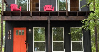 Lake Fork Waterfront -2 bedroom cabin with cozy modern comfort-Boat Ramp/Dock