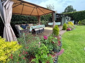 Outdoor dining - Cosy space for two down a quiet country lane (Clehonger)