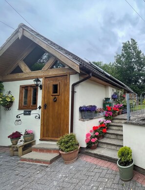 Exterior - Cosy space for two down a quiet country lane (Clehonger)