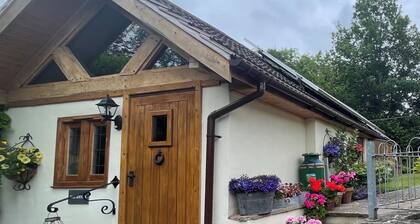Cosy space for two down a quiet country lane