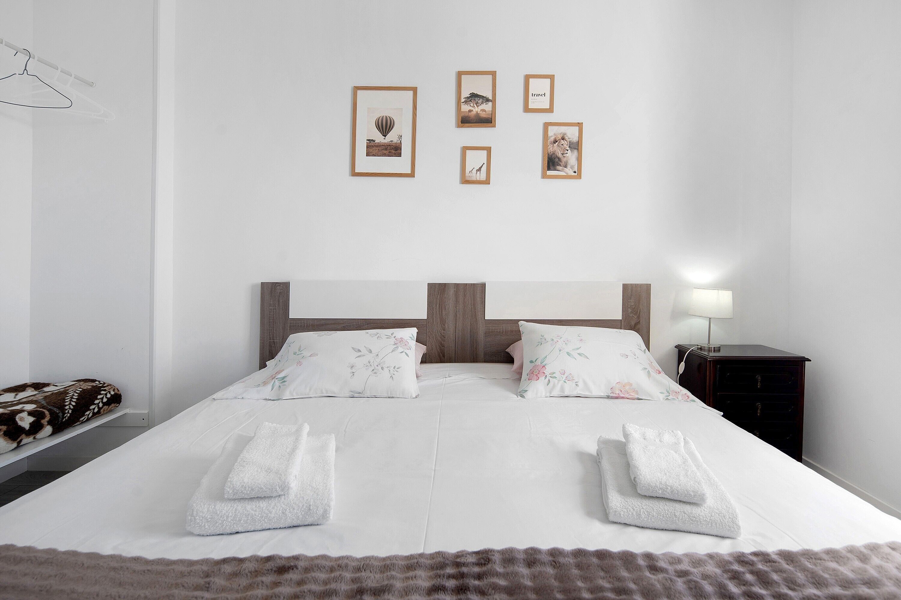 2 chambres, fer et planche à repasser, Wi-Fi, draps fournis