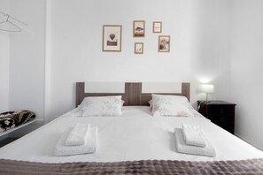 2 bedrooms, iron/ironing board, WiFi, bed sheets