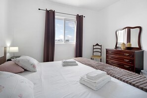 Room - Holiday Home 'Carmen's Place' with Sea View, Shared Garden and Wi-Fi (Ponta Garça)