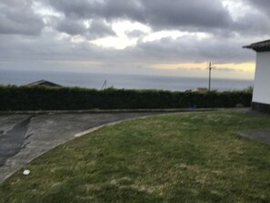 Property grounds - Holiday Home 'Carmen's Place' with Sea View, Shared Garden and Wi-Fi (Ponta Garça)