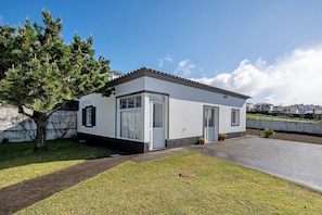 Exterior - Holiday Home 'Carmen's Place' with Sea View, Shared Garden and Wi-Fi (Ponta Garça)