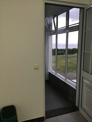 Interior - Holiday Home 'Carmen's Place' with Sea View, Shared Garden and Wi-Fi (Ponta Garça)